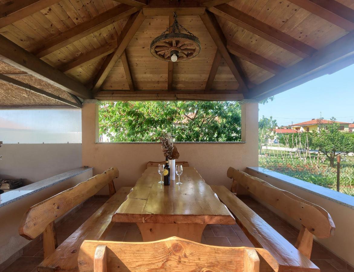 Apartments Ari And Bonnie - Cozy With Roof Terrace Pula Exterior photo